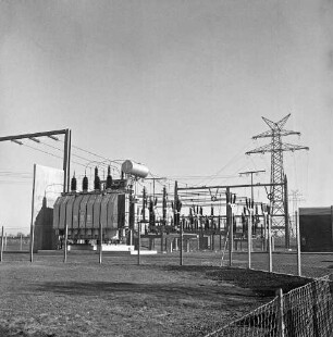 Energieversorgung: Umspannwerk Barsbüttel-Willinghusen der Schleswag und der Nordwestdeutschen Kraftwerke AG: Erweiterungsbau: Einweihung: Blick auf Überlandleitung mit Strommast: darunter Transformatoren