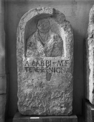 Grabstele mit fragmentarischem Brustbild eines Mannes