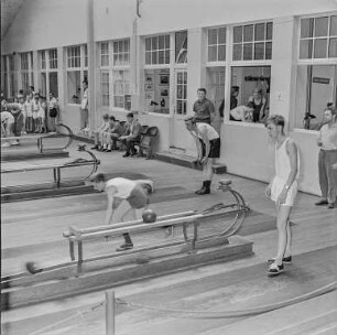 Sportabzeichen : Kinder und Jugendliche legen das Sportabzeichen der DDR ab
