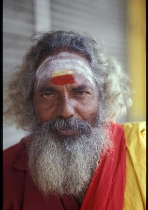 Kuala Lumpur, Priester in seiner traditionellen Tracht vor einem hinduistischen Tempel