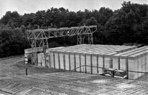 Kalksandsteinwerk Stellau: Kalksandsteine werden mit einem Kran auf einen Lastwagen geladen