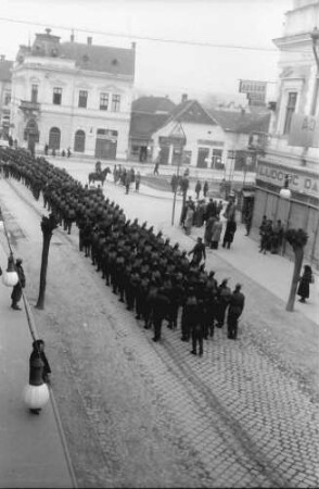 Deva: Rumänische Soldaten marschieren, von oben gesehen