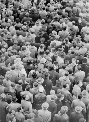 Hamburg-Altstadt. Protestkundgebung gegen die Atomrüstung am 19.04.1958 auf dem Rathausmarkt. 120.000 Hamburger gingen an diesem Tag auf die Straße. Das Foto zeigt einen Teil der Menschenmenge