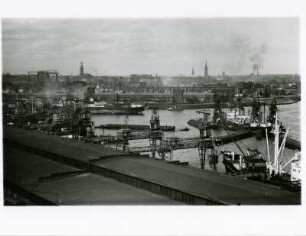 Hamburg. Panorama des Hafens. Im Hintergrund die Silhouette der Freien- und Hansestadt