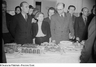 Besuch ausländischer Genossenschaftler in einer Großbäckerei