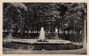 Postkartenalbum mit Motiven von Karlsruhe. "Durlach in Baden. Schlossgarten". Brunnen im Schlossgarten in Durlach