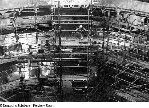 Opernhaus. Eingerüstete Mittelloge im Zuschauerraum