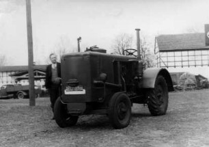 Traktor mit Holzgasanlage
