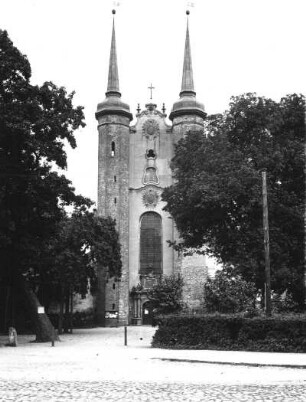 Oliwa (Oliva). Kloster Oliva. Zistersienserkirche (1300 Jahrhundert). Westfront (Giebel und Turmspitzen 1771)