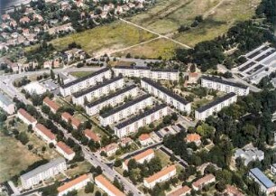 Dresden-Klotzsche. Stadtteilansicht zwischen Karl-Marx-Straße und Boltenhagener Straße. Luftbild-Schrägaufnahme von Süden