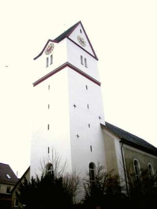 Kirche von Nordosten über Kirchturm (im Kern Spätromanischer Chorturm mit Schlitzscharten in den Mittelgeschossen) sowie Langhaus (1824 neu aufgeführt)
