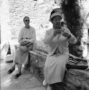 Athen: Frauen an der Kirche sitzend