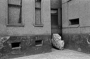 In Berlin-Prenzlauer Berg : In Berlin-Prenzlauer Berg; MA zu "Beide Füsse"