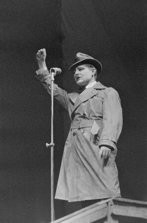 Szenenbilder aus "Der aufhaltsame Aufstieg des Arturo Ui" von B. Brecht. Mit E. Schall in der Titelrolle, R. Drexel als Betty Dullfeet, G. Naumann als Verteidiger O'Casey, W. Kaiser als Emanuele Giri, H. Hamacher als Ernesto Roma, H. Thate als Guiseppe Givola, G. Biewer als Butcher, J. Kamper als Gastwirt, N. Christian als Clark, M. Flörchinger als Mulberry, G.-A. Koch als Schauspieler u. a. Berliner Ensemble, 18.03.1959 : Theaterstück in siebzehn Szenen