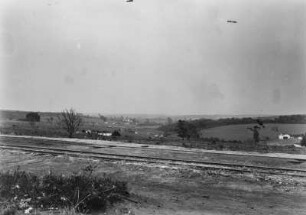 Blick in eine Landschaft : Eine flache Landschaft in Brasilien. Im Vordergrund die Gleise der Bahnlinie Salto de Ytù - Campinas.