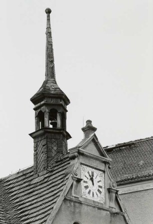 Dohna-Gamig, Gamig 2. Gut Gamig. Altes Schloß (16. Jh.). Dacherker mit Uhr (bez. 1884) und Dachreiter