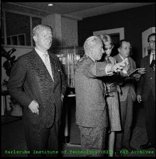 Eröffnung der Ausstellung "Formen und Farben der Atomwelt" des Kernforschungszentrums Karlsruhe (KfK)
