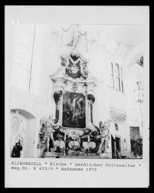 Nördlicher Seitenaltar mit Kreuzigung Christi