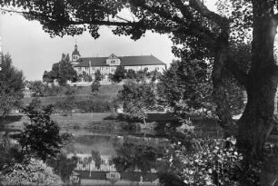 Schloss Wilhelmsburg : Schmalkalden. Schloss Wilhelmsburg, Südflügel und ehemaliger Terrassengarten über den Schlossteich von Süden