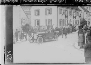 Volksfest Sigmaringen 1924; Auto mit Ehrengästen beim Festumzug in der Antonstraße; im Hintergrund: Weinhaus Nell (Eckgebäude)