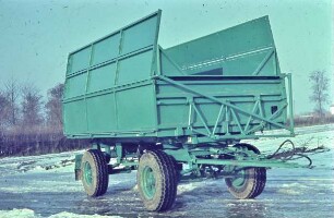 Anhänger HW 60.11 mit Schwerhäckselaufbau SHA 6