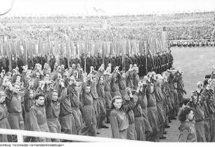 Berlin, 3. Weltfestspiele der Jugend und Studenten, Auftritt eines Kulturensembles aus der Demokratischen Volksrepublik Korea (Nordkorea), Parade im Stadion mit den Ehrengästen Wilhelm Pieck und Otto Grotewohl, Feuerwerk, August 1951