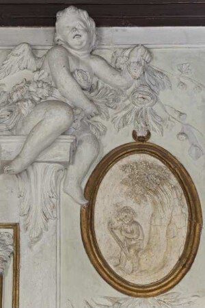 Stuckreliefs mit Puttendarstellungen — Putto mit Harfe