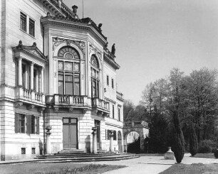 Dresden-Loschwitz, Bautzner Straße 130. Schloss Albrechtsberg (1850-1854; A. H. Lohse). Exedra (Elbseite)