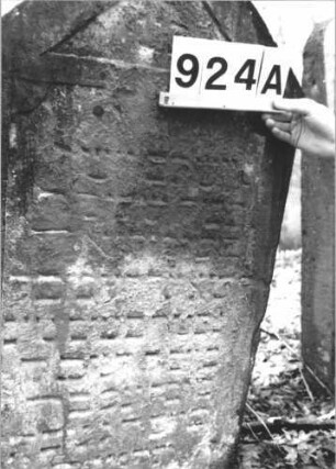 Grabstein 924 (Index: 99899417) Material: Sandstein Zustand: fast völlig verwittert Maße HxBxT: 116x60x10 cm Beschreibung: Stele mit Dreiecksabschluss: Grabstein 924A