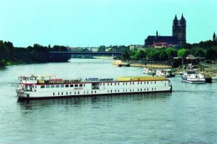 Flusskreuzfahrtschiff "Königstein" bei Magdeburg : Das Flusskreuzfahrtschiff "Königstein" der Deilmann-Reederei fährt auf der Elbe. Aufgenommen ca. 2001