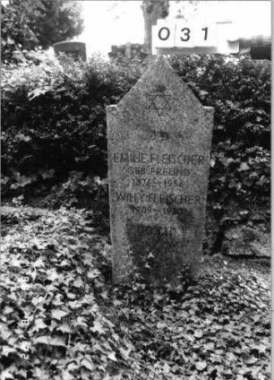 Grabstein 31 (Index: 100080084) Material: Granit Zustand: gut, Schrift rotbraun ausgemalt Maße HxBxT: 115x44x14 cm Beschreibung: sich nach oben verbreiternde Stele, eingezogener giebelartiger Abschluß Symbolik: Davidstern Besonderheit: Doppelgrab (für Eheleute?): Grabstein 31