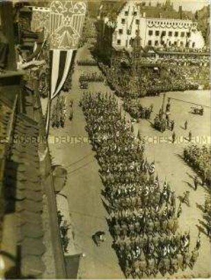 Vorbeimarsch von SA und SS vor Adolf Hitler während des Reichsparteitages