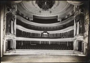 Stadttheater, Freiburg: Zuschauerraum, Blick zur Bühne (vgl. Inv.Nr. F 5285)