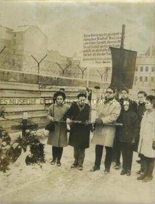 Mitglieder der Gesellschaft für italienisch-deutsche Freundschaft entzünden an der Berliner Mauer eine geweihte Kerze