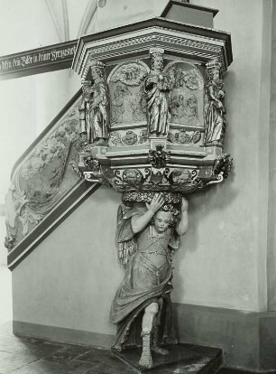 Von weiblichem Engel getragener Korb mit Apostelfiguren