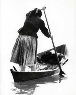 Alte Frau im Boot