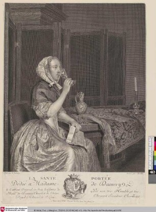 LA SANTÉ PORTÉE [Vor einem Paravent sitzende Frau trinkt aus einem Glas. In ihrer anderen Hand befindet sich ein Zettel. Neben ihr liegt ein Teppich auf einem Tisch; auf ihm eine Kanne und ein Kerzenhalter]