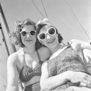 Elisabeth Gremmler (rechts) und eine Freundin mit Bademode in einem Segelboot