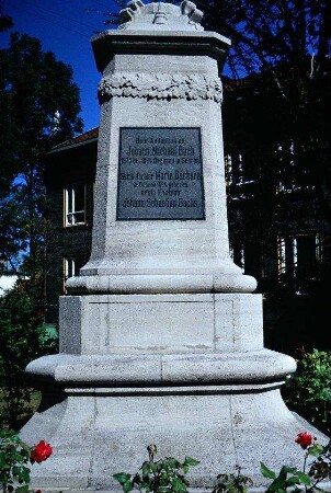 Michael-Bach-Denkmal, Nahaufnahme