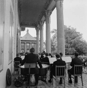 Serenade in Pillnitz mit Kurt Masur : Serenade im Hof von Schloß Pillnitz. Konzert der Dresdner Philharmonie unter Leitung von Kurt Masur, Zuhörer und Orchester