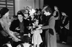 Bukarest: Frau Antonescu verteilt Esstöpfe