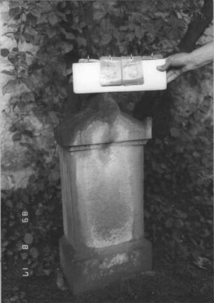 Grabstein 53 (Index: 100105681) Material: Sandstein Zustand: vollkommen verwittert, beschädigt Maße HxBxT: 82x36x21 cm Beschreibung: Stele auf Sockel, Giebel mit Akroteren: Grabstein 53