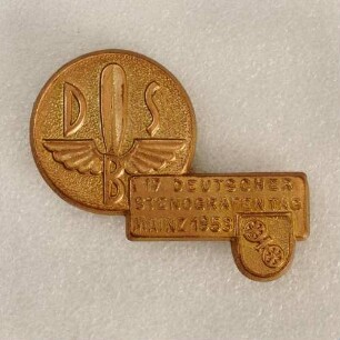 Ereignisabzeichen 17. Deutscher Stenografentag in Mainz 1953 (mit Broschennadel) : Medaillensammlung Stenografische Sammlung. Ereignisabzeichen 17. Deutscher Stenografentag in Mainz 1953 (Emblem des Deutschen Stenografenbundes, Gravurschild "17. Deutscher Stenografentag Mainz 1953" und Stadtwappen von Mainz, mit Broschennadel). Metall; Maße 33 x 40 mm (1953). Dresden: SLUB R c 0477