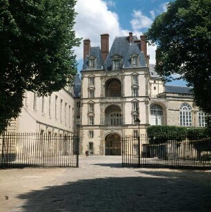 Château de Fontainebleau — Cour Ovale — Porte Dorée