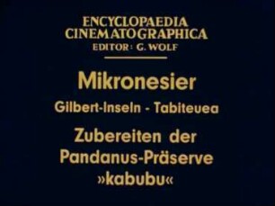 Mikronesier (Gilbert-Inseln, Tabiteuea) - Zubereiten der Pandanus-Präserve »kabubu«