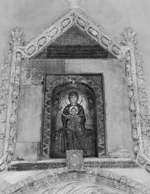 Nische mit thronender Maria und Christus als Kind