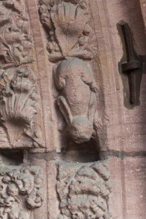 Evangelische Stadtkirche — Südportal — Tierfigur