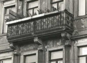 Dresden-Neustadt, Bischofsweg 42. Wohnhaus (um 1895). Balkon (2. Obergeschoß)