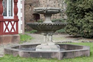 Verbindungshaus der Turnerschaft Schaumburgia, ehem. sogen. Wolfsburg — Brunnen