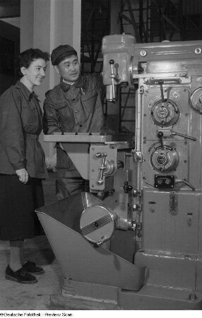 Eine Maschine der chinesischen Sektion im Rahmen der Vorbereitungen zur Leipziger Frühjahrsmesse